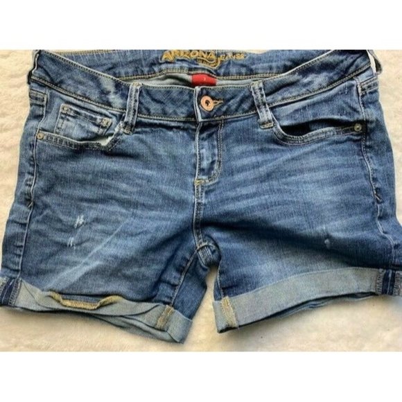 Arizona Juniors Shorts Size 3 Stretch Med Wash Low Rise Cuff Light Distr… - Picture 1 of 3